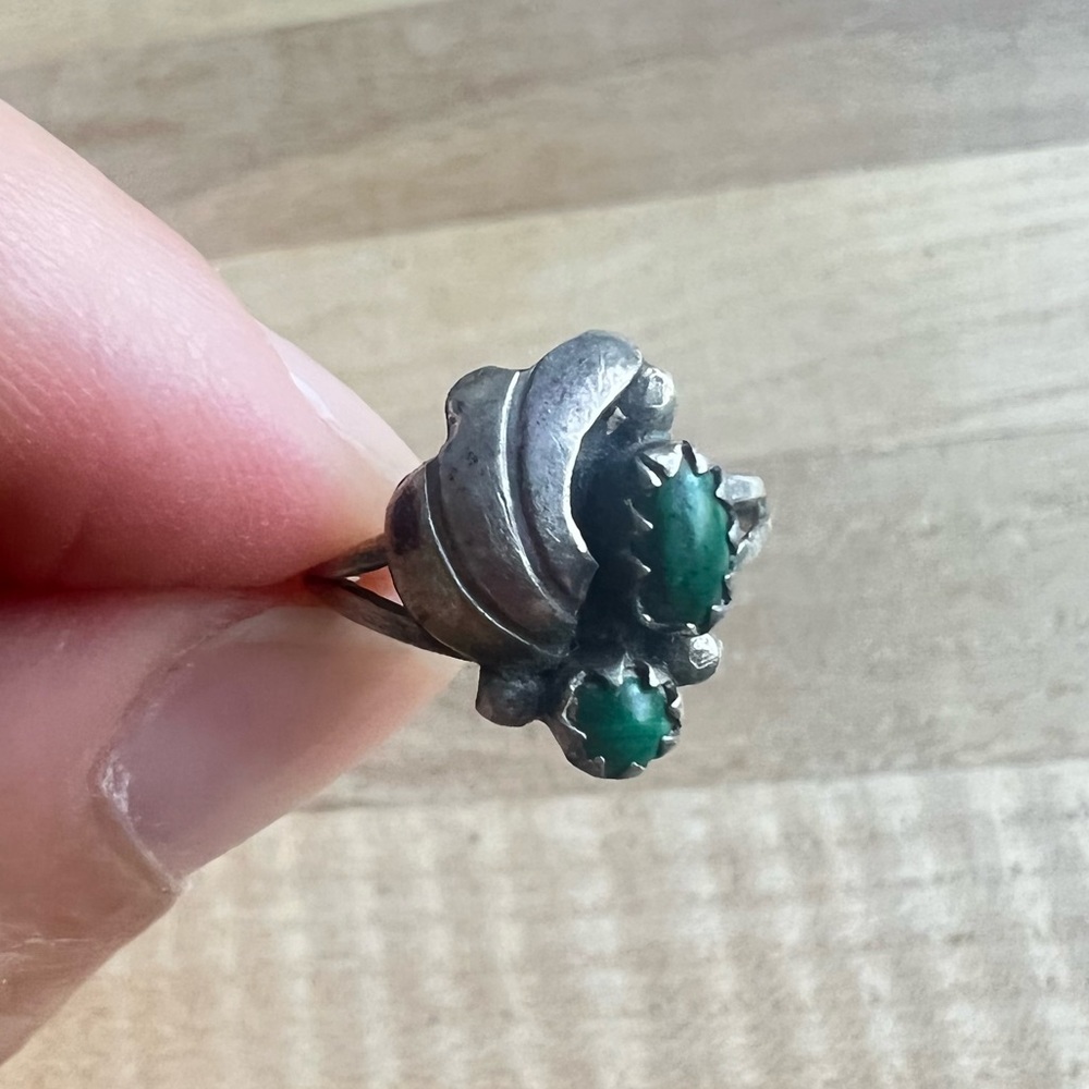 Vintage Southwestern floral sterling silver ring bezel set malachite